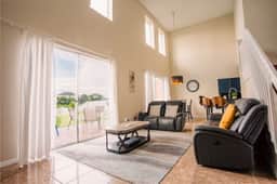Cheerful 5 bed - 4 bath  Spacious Home